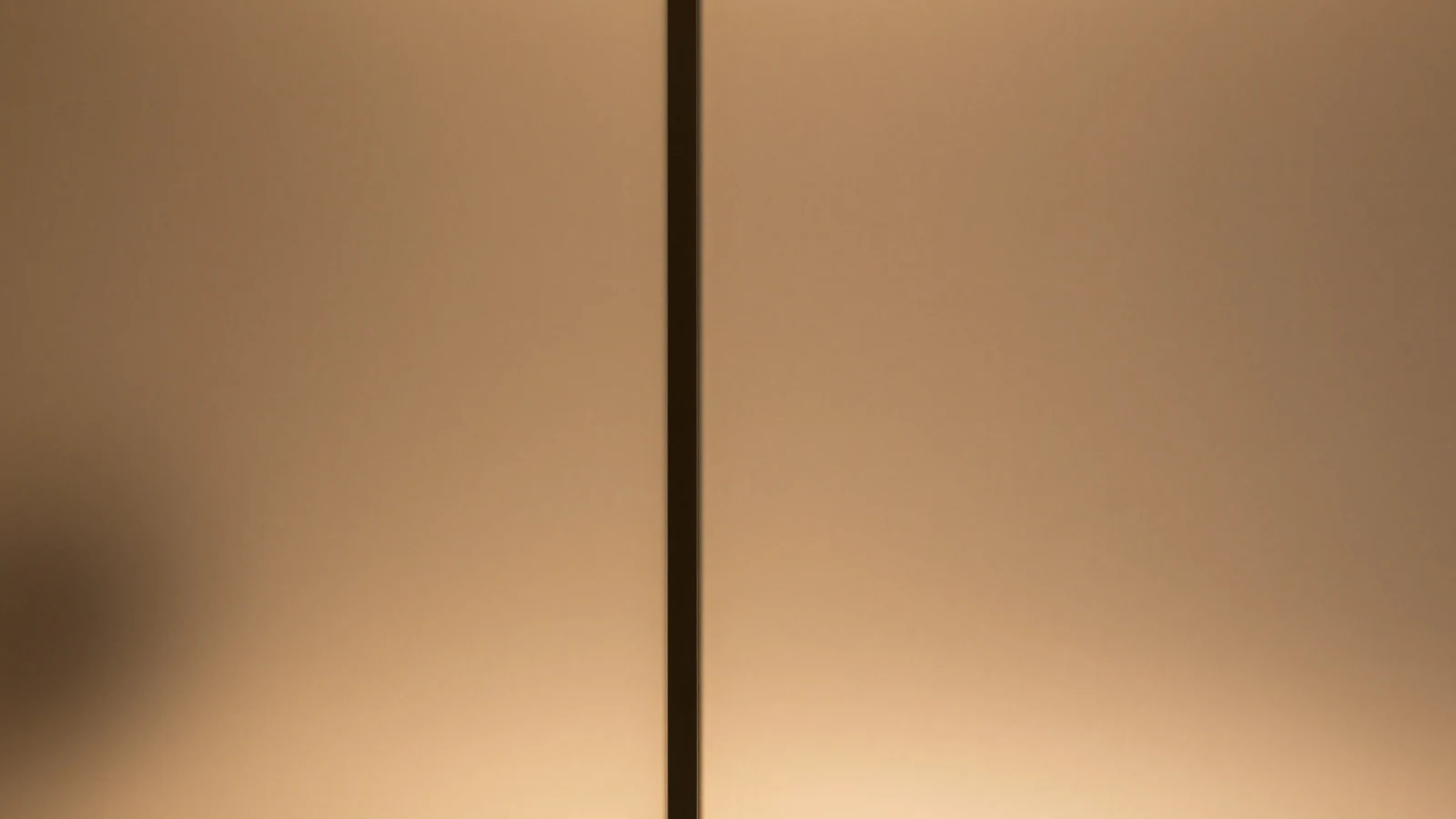 Fotografía abstracta de dos paneles de cristal esmerilado con temperaturas de luz distintas, metáfora de comparar familias de métodos corporales.
