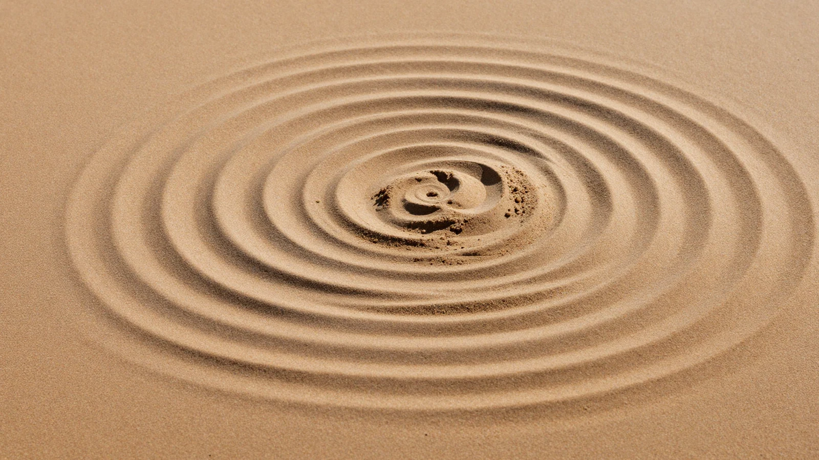 Fotografía abstracta de ondas de presión radiales en tonos arena y bronce, metáfora de la terapia de ondas de choque corporal.
